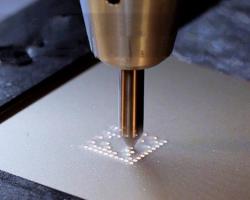 Nadelprägung eines Datamatrix-Codes auf einer Metalloberfläche