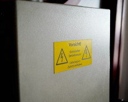 Elektrische Sicherheitsbeschilderung mit Lasergraviermaterial von Flexilase