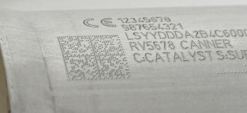Nadelprägung von Datamatrix, Text und Logo