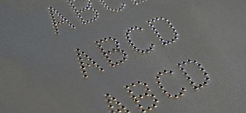 Buchstaben graviert mit einem elektromagnetischen Nadelpräger