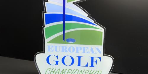 UV-Druck auf einer Acryltrophäe für Golfmeisterschaften