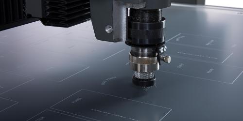 Gravur und Bearbeitung von Frontplatten