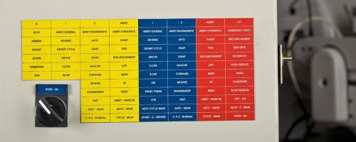 Graviermaterial Gravostrat™ für mehrfarbig gravierte Etiketten für elektrische Steuerungen