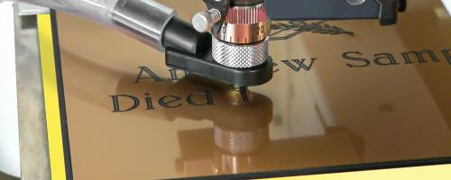 Gravur von Gedenktafeln mit einer Gravurmaschine für beerdigungen M20