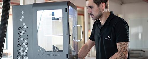 Bediener einer Gravotech WeLase™ Lasergravur-Maschine in einer Werkstatt
