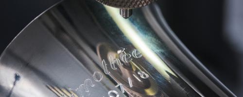 Gravur des Namens "Timothée" und eines Datums auf einem Taufpokal aus Edelstahl