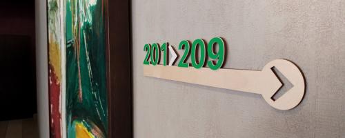 Eine Beschilderung für den Innenbereich eines Hotels, hergestellt mit Laserschneiden von Holz