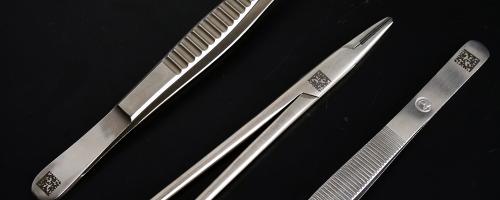 Laserbeschriftete chirurgische Pinzetten mit Datamatrix-Code für die medizinische Rückverfolgbarkeit