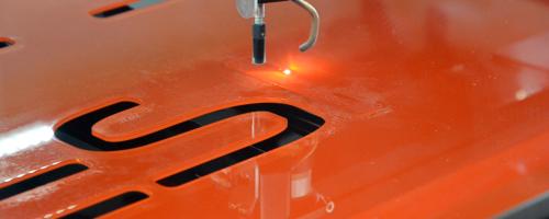CO2-Laser beim Gravieren von Acryl, Plexiglas, PMMA