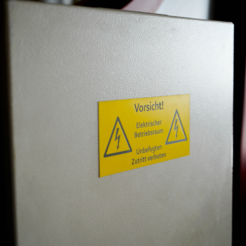 Elektrische Sicherheitsbeschilderung mit Lasergraviermaterial von Flexilase