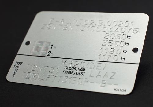 Gravur von Aluminiumplatten nach europäischer Norm