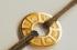 Personalisiertes Goldmedaillon mit Gravur der Tierkreiszeichen, gebunden an ein schwarzes Kordelarmband